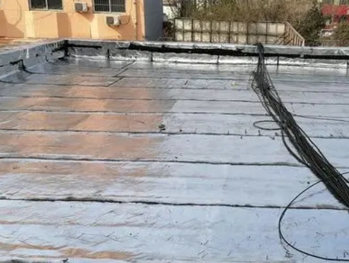 清苑卫生间漏水维修公司分享下清苑屋面楼顶防水刚性防水层施工要点。